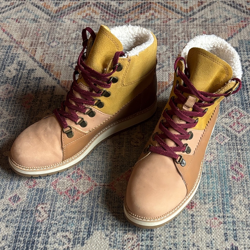 Toms Women's lace up Boots